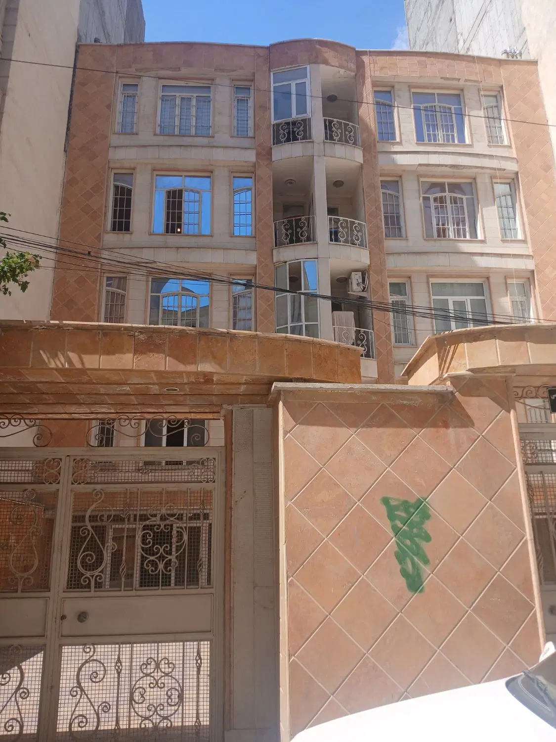 اجاره خانه طبقه ۳در شهرک آزادی ۱۰۰متری
