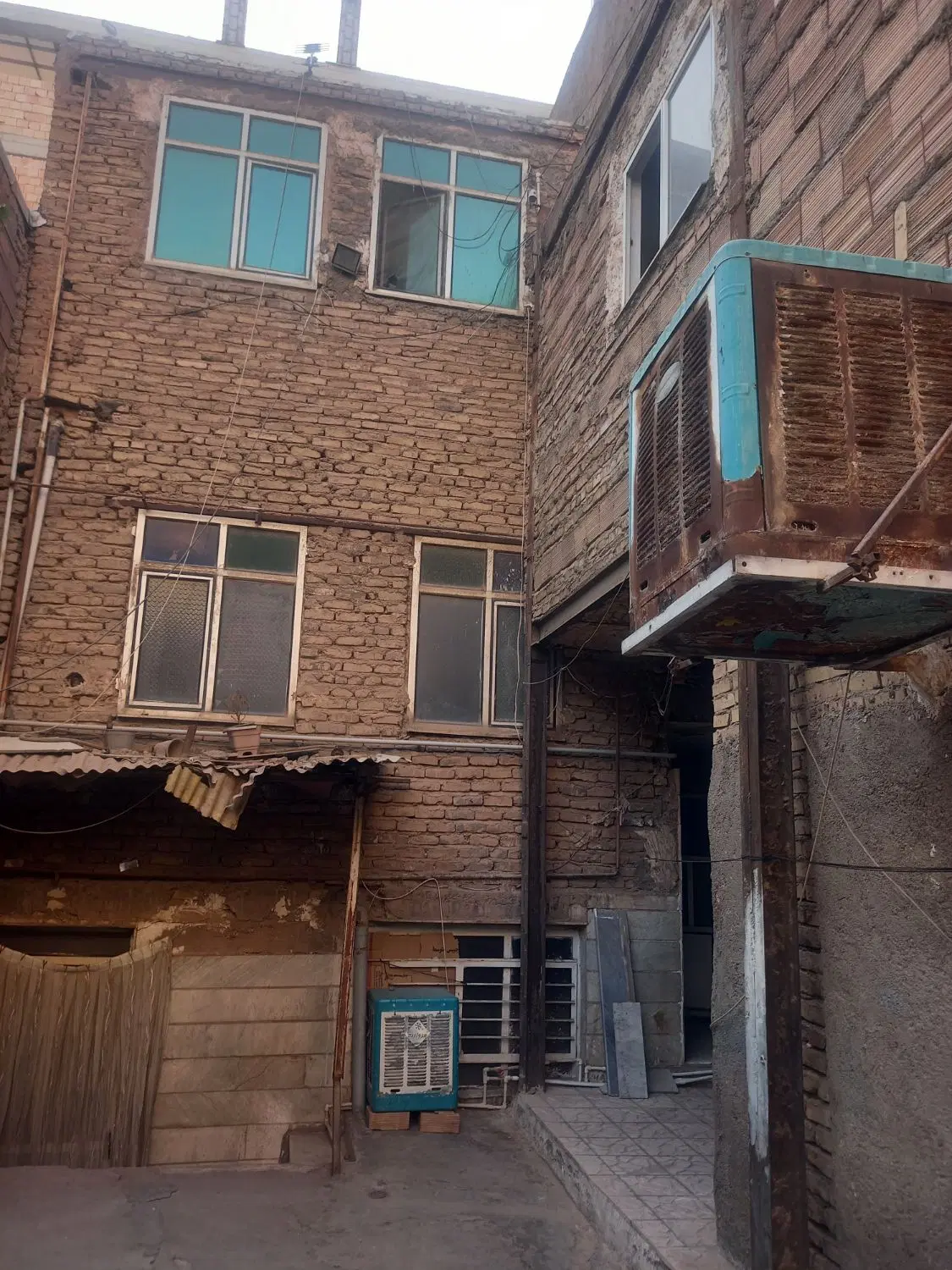 ملک ۲طبقه همراه با زیرزمین در فرون آباد