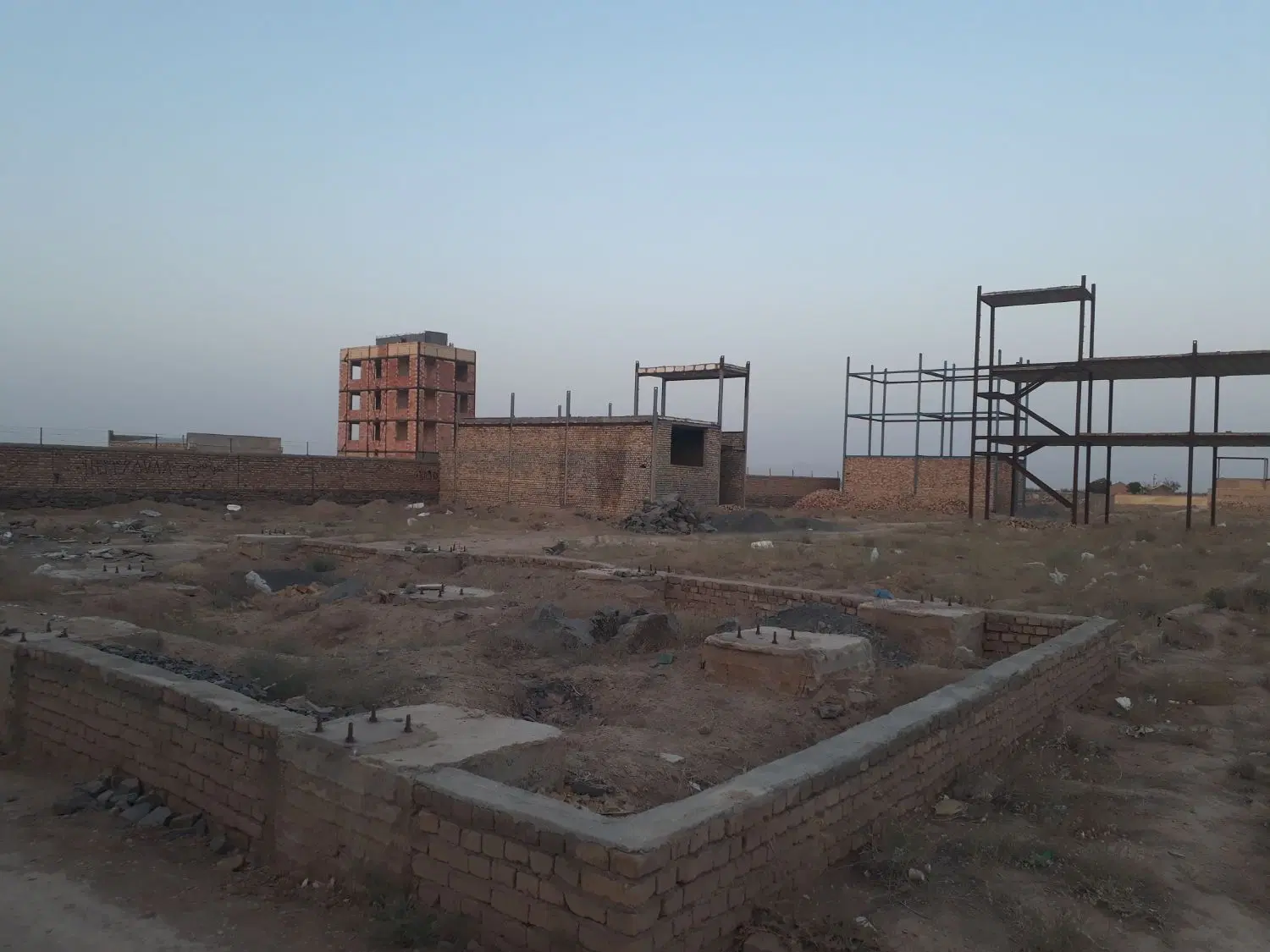 زمین‌مسکونی‌گاوخانه‌چهار‌قهواره‌مونده‌به‌طرح