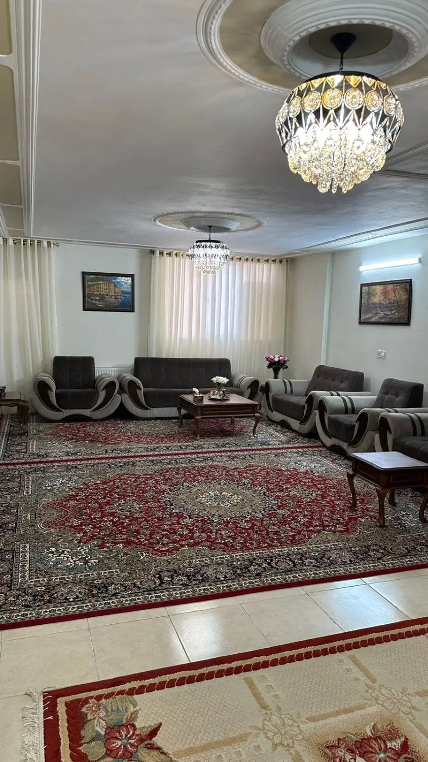 ۱۱۷ متر ، ۲ خواب ، طبقه ۵ ، پارکینگ ، سالن بزرگ
