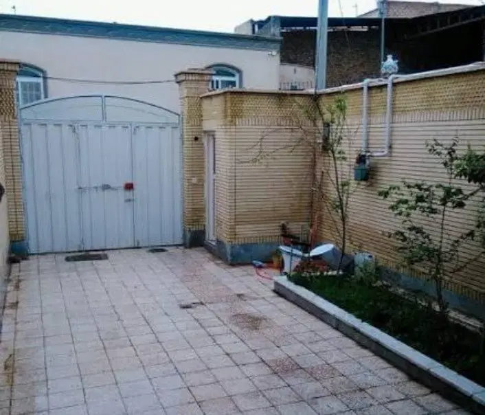 خانه حیاط دار مناسب سکونت و سرمایه گزاری و ساخت