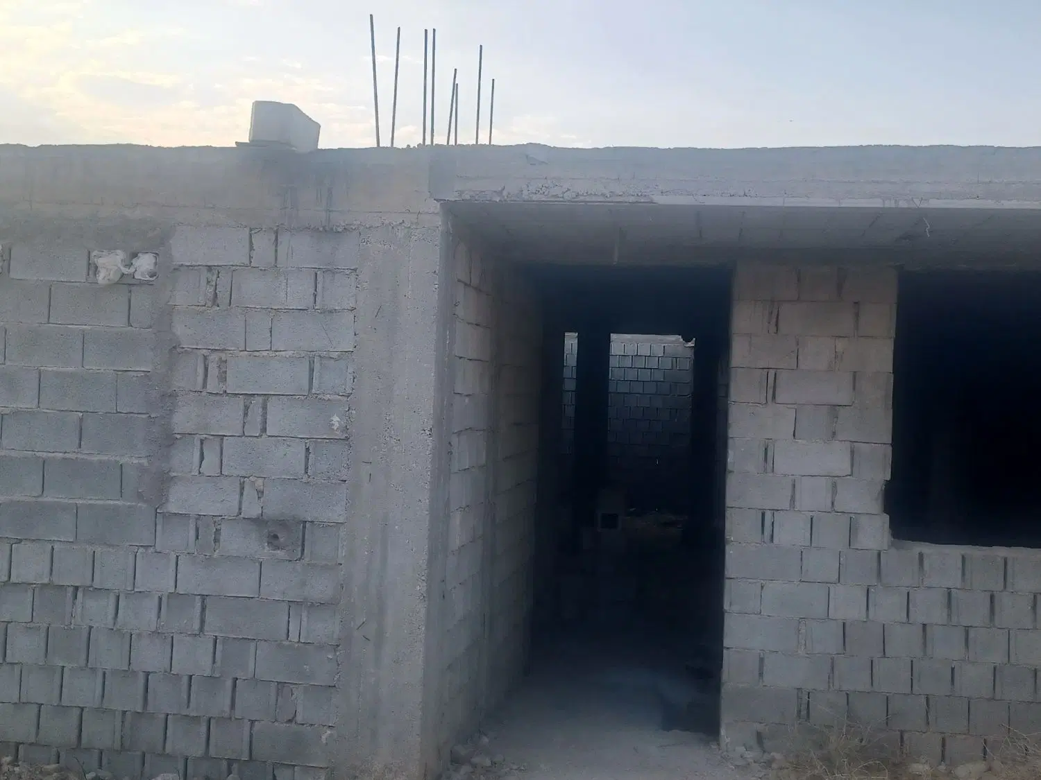 فروش منزل نیمه ساخت درب حیاط