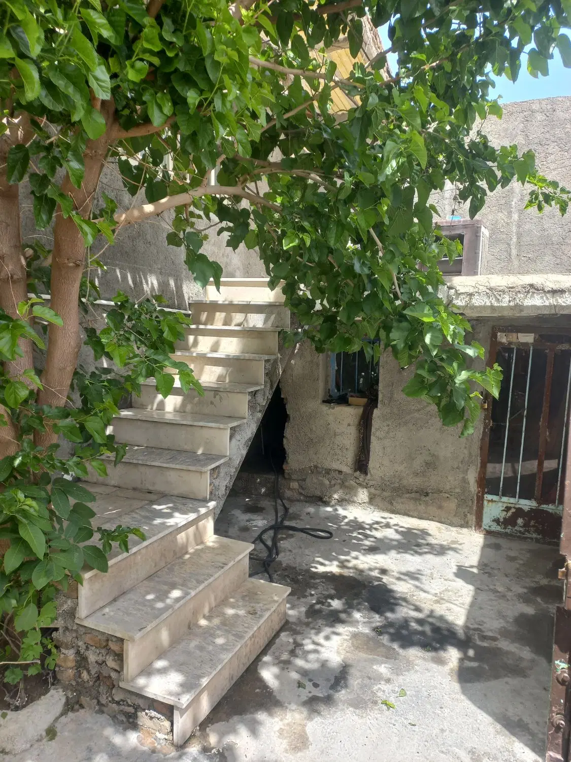خانه ویلایی واقع در حسین آباد