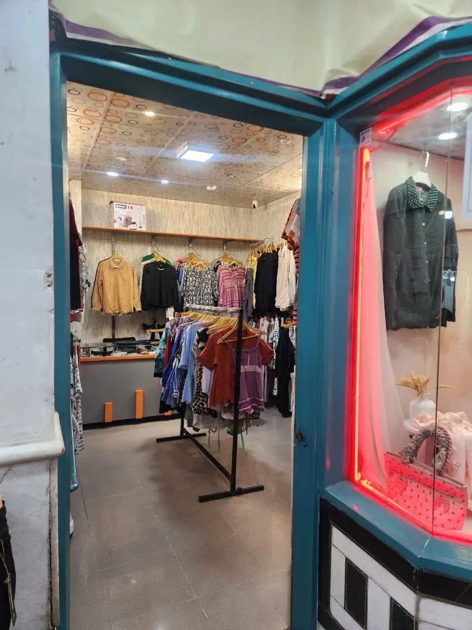 یک باب مغازه در پاساژ طوبی