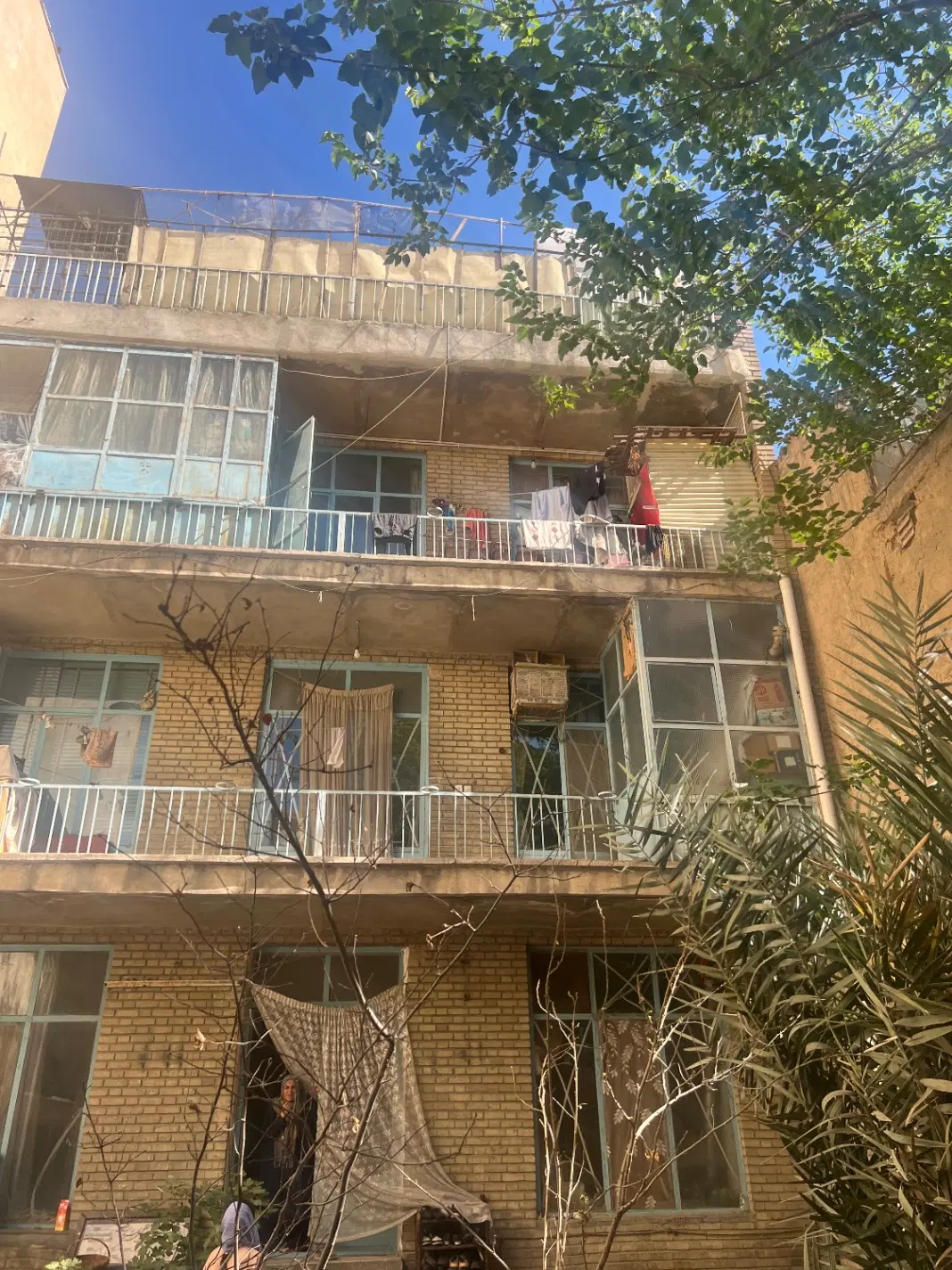 خانه کلنگی۲۰۰متریک پلاک ۴طبقه بنا(۱۰ واحدجواز)