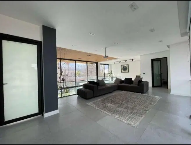 ویلا 305 متری استخردار نما شیشه ای