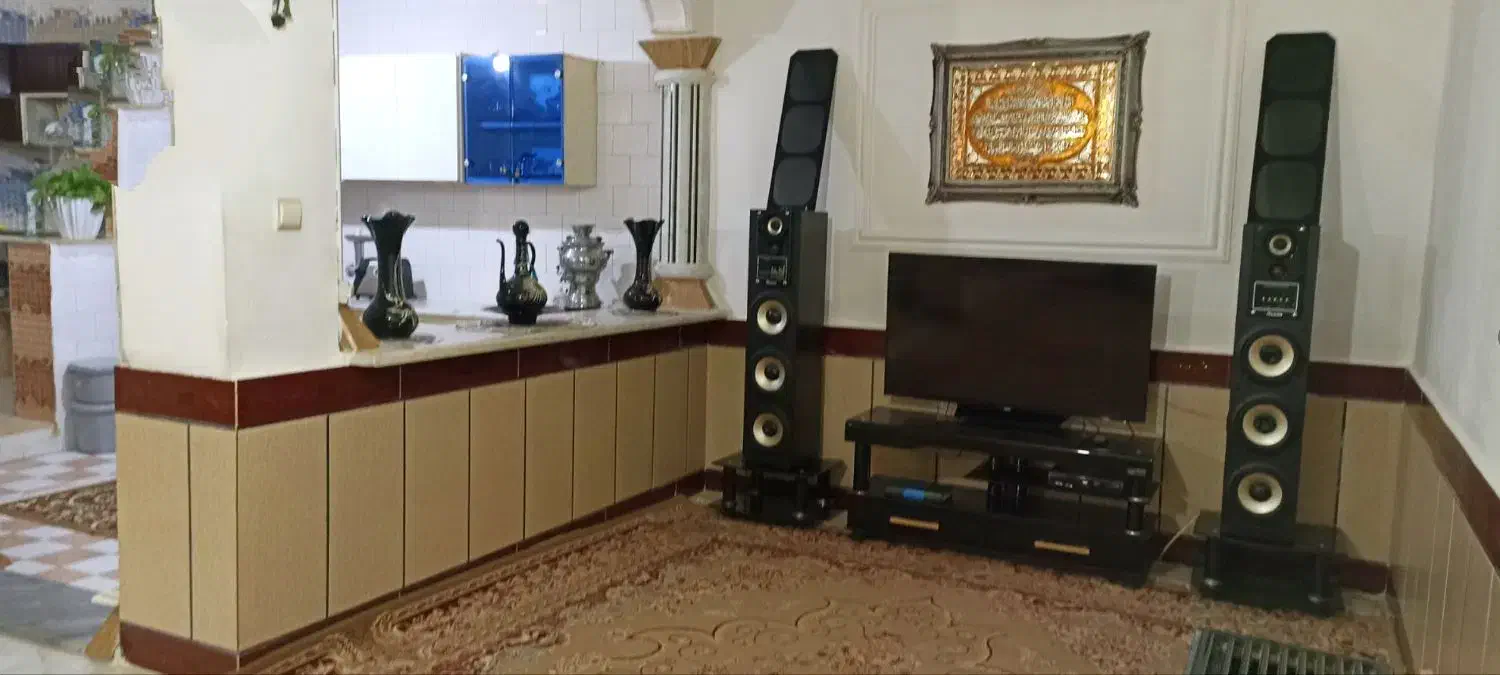 خانه ویلایی دو طبقه هست طبقه همکف اجاره داده میشود