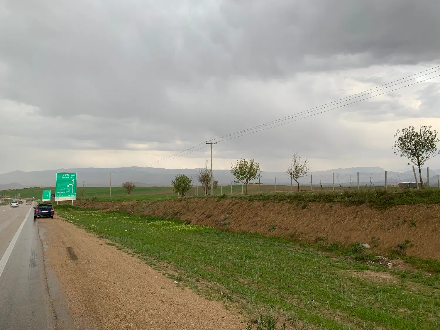 باغ حاشیه خیابان اصلی