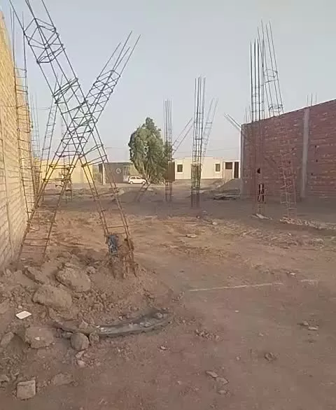 یک باب زمین مسکونی درب ساختمان نیمه کاره