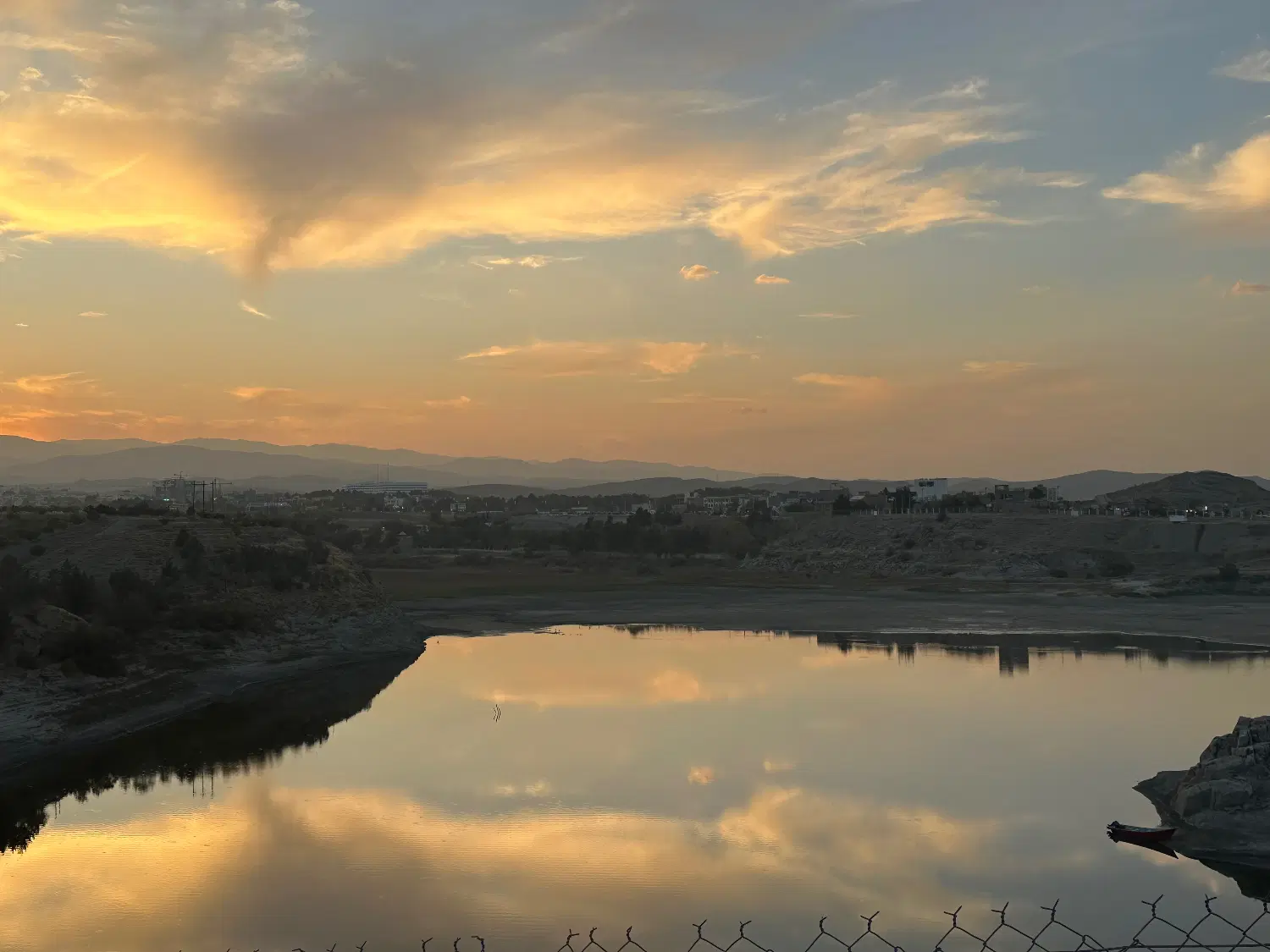۹.۵ هکتار زمین کشاورزی + چاه اب  (سند تک‌برگ)