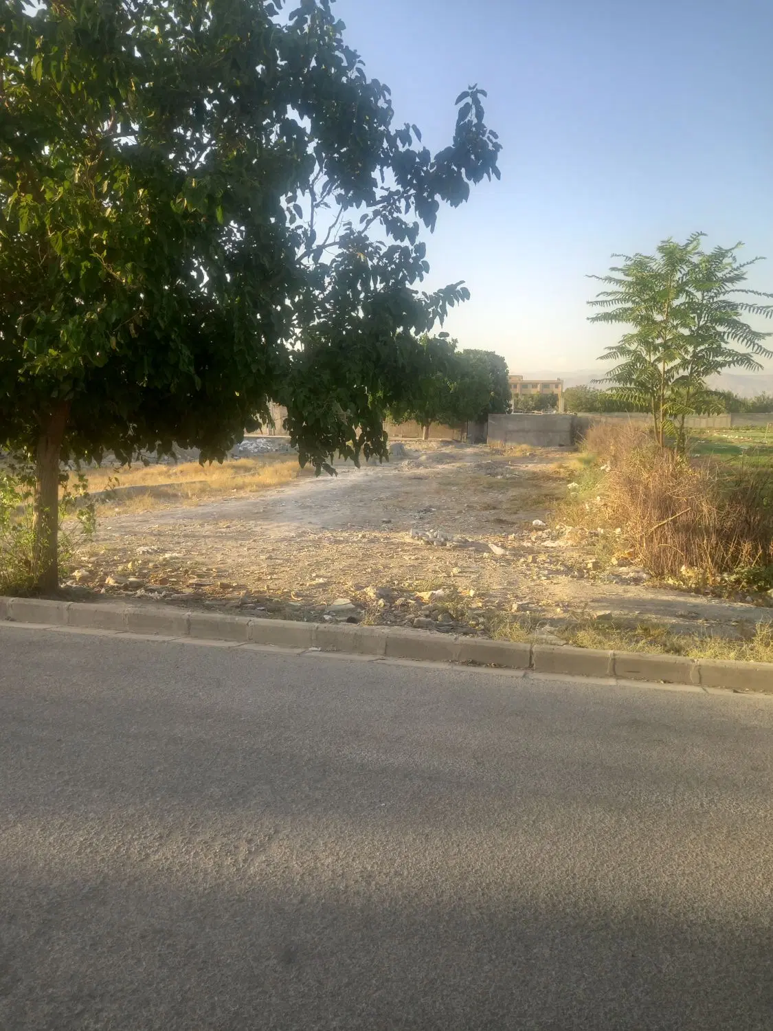 زمین ملک آباد
