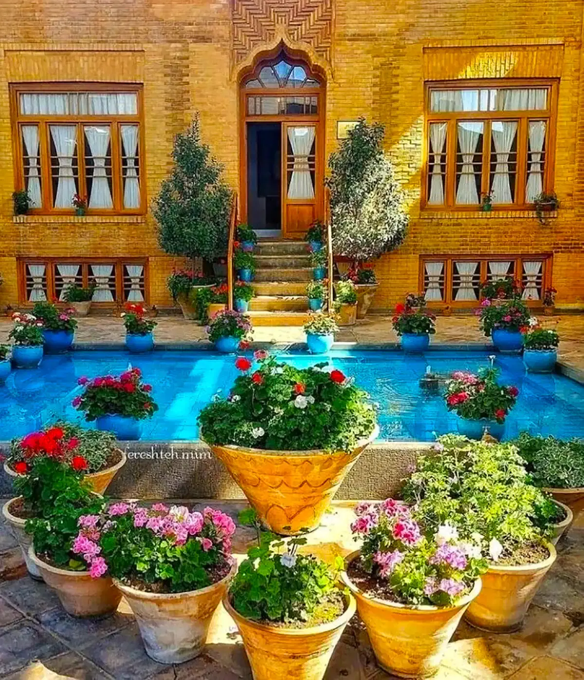 حیاط ۵۰ متری نقلی وباز سازی شده ماشین رو