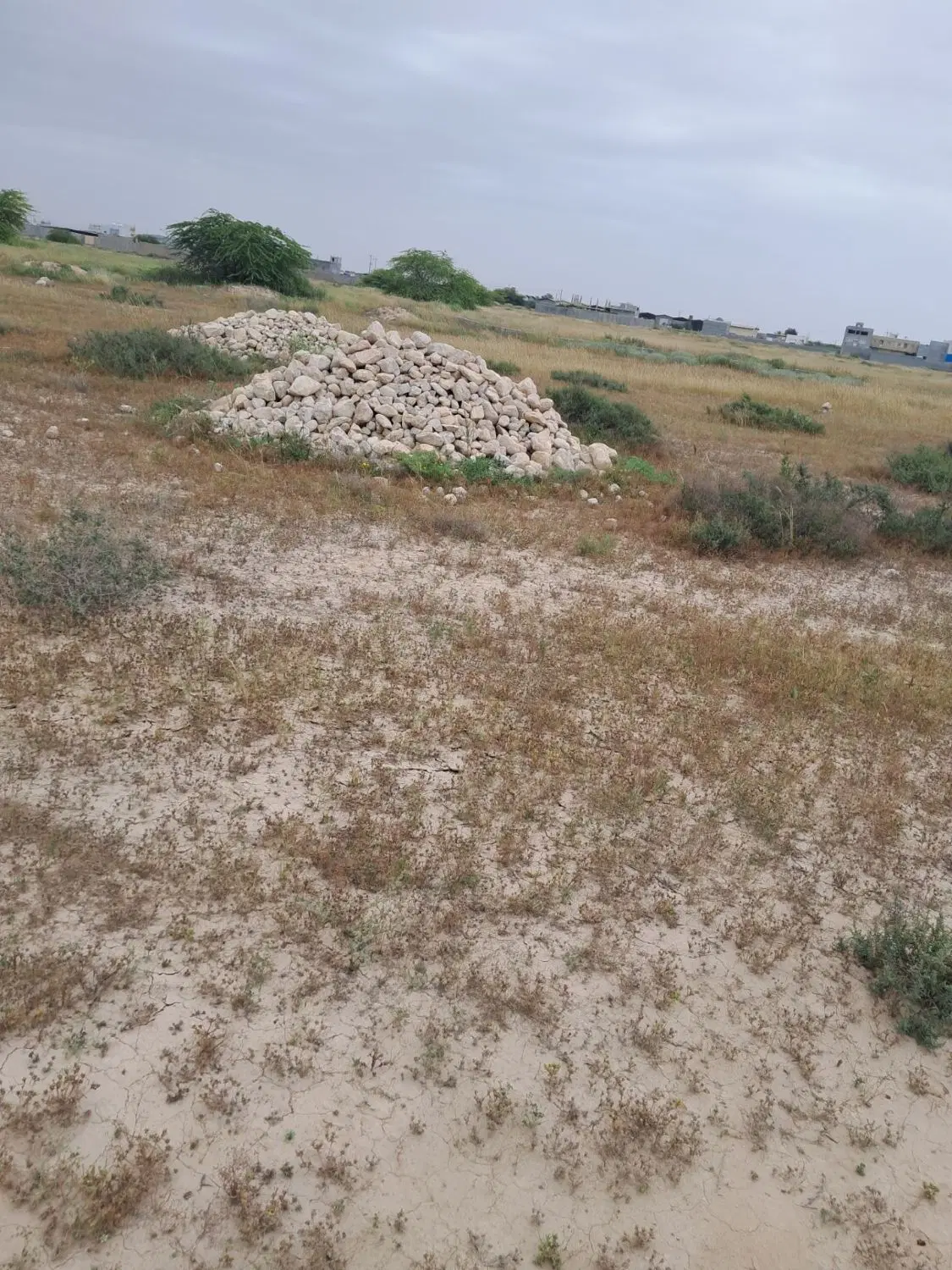 زمین پشت منبع آب