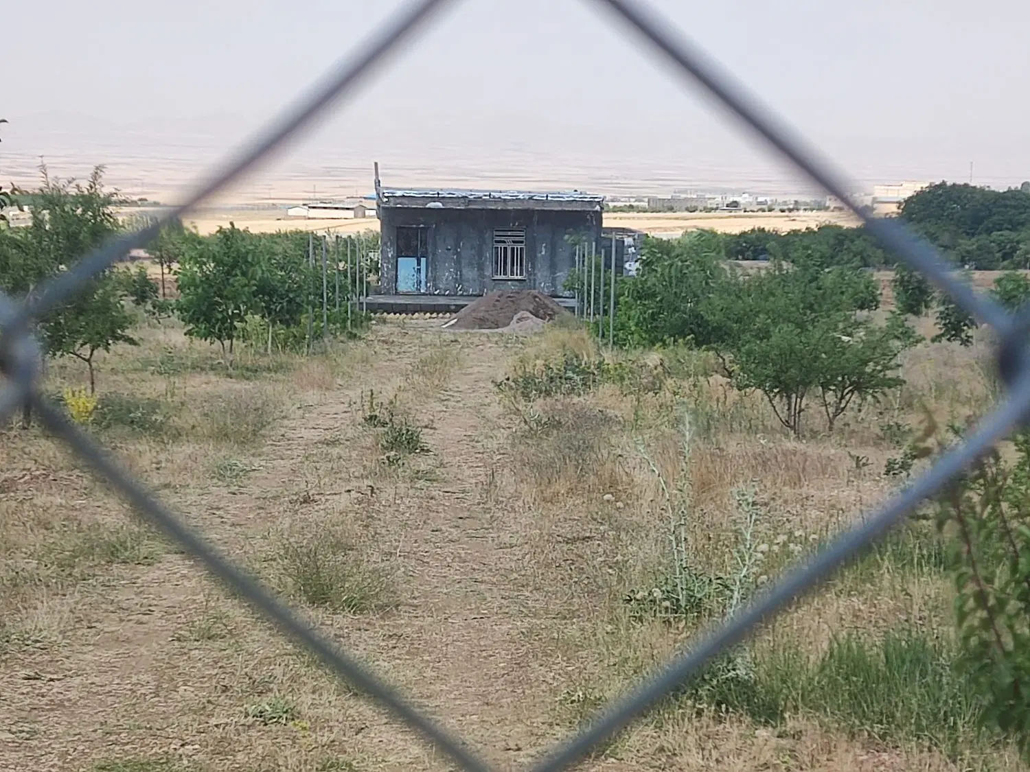 باغ حدوداً ۷۰۰۰ متر با بنایی ۳۰ متری کامل و مجهز