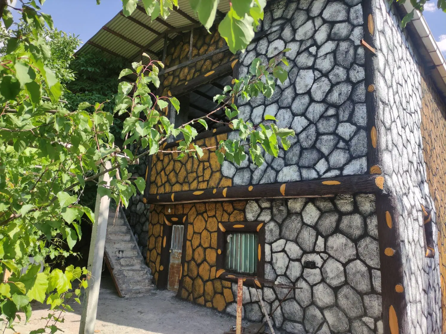 ویلا بر خیابان اصلی اسکو
