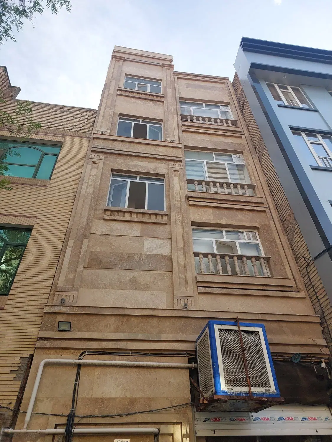 اپارتمان ۱۰۰متری طبقه اول تک واحدی نماسنگ قائم