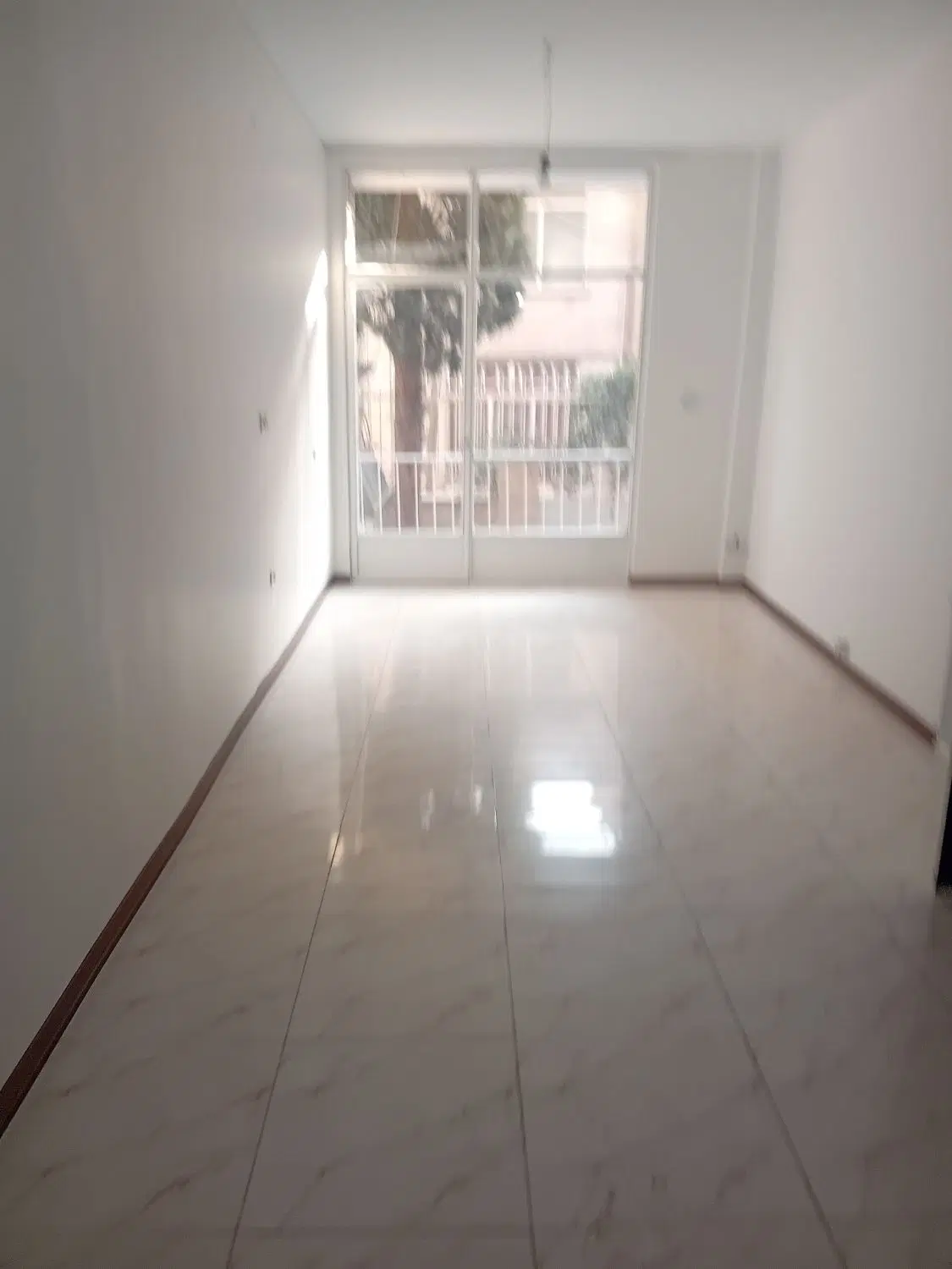 ۶۰۰ متر یکخواب طبقه اول کرمان شمالی