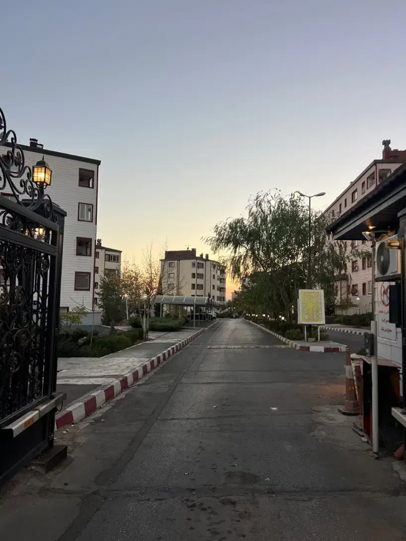 فاز۳ خیابان معلم ۵۰ متر ۱ خوابه آسانسوردار با تراس