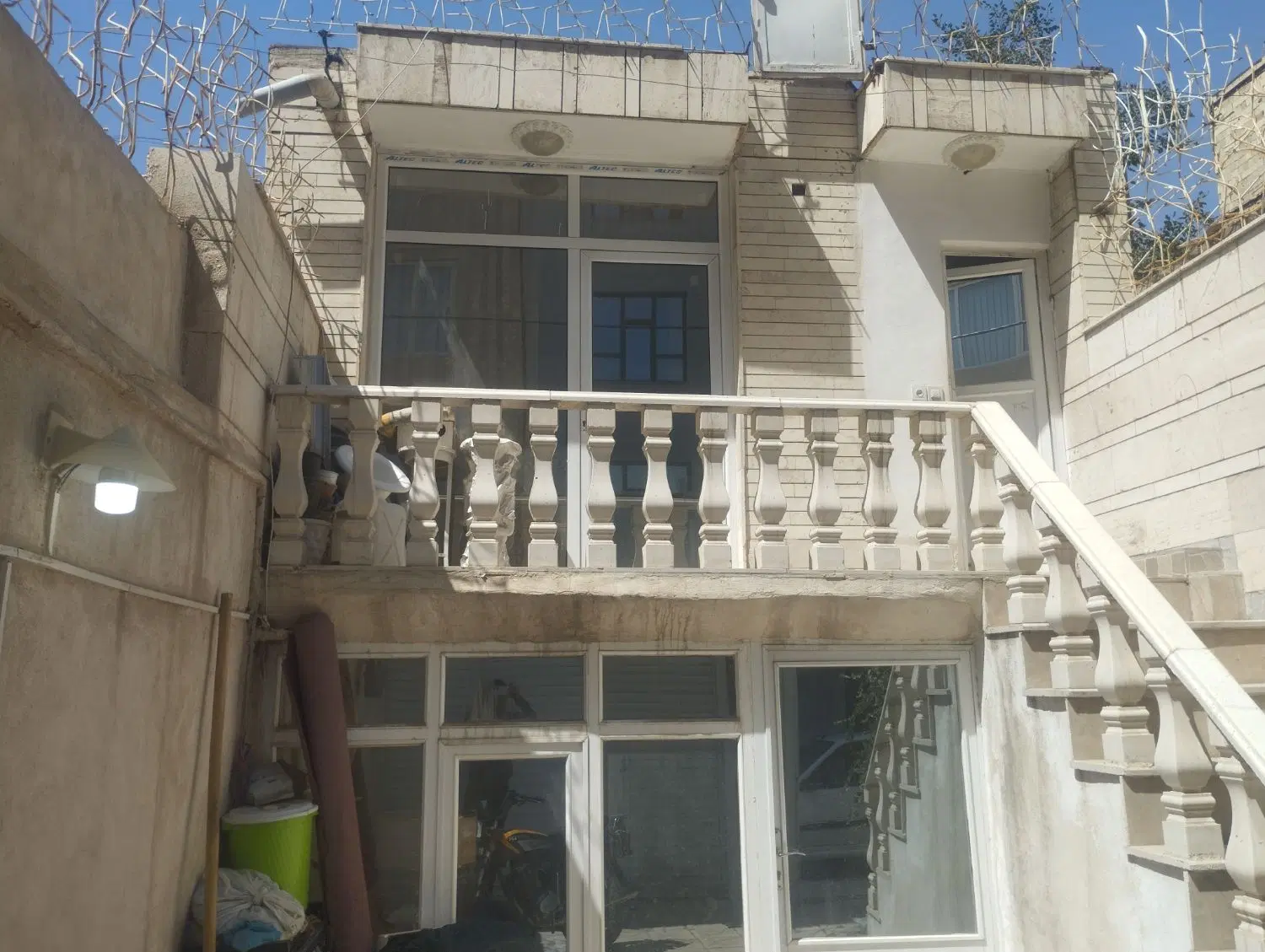 فروش ویلایی دربست دو طبقه در کریمی 15 کوچه بزرگ