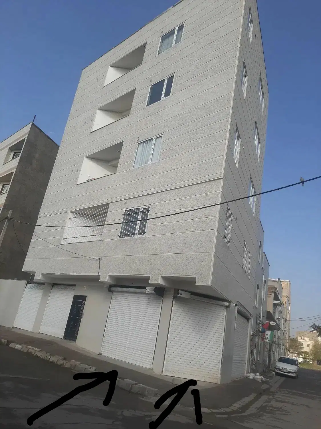مغازه ۱۸.۲۰متری دارای سندفاز دو روبروی پارک نیاکان