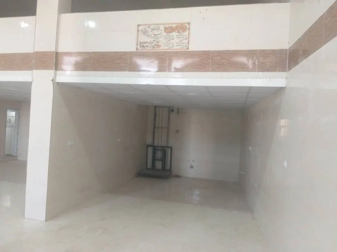 مغازه بر خیابان اصلی جرسقان