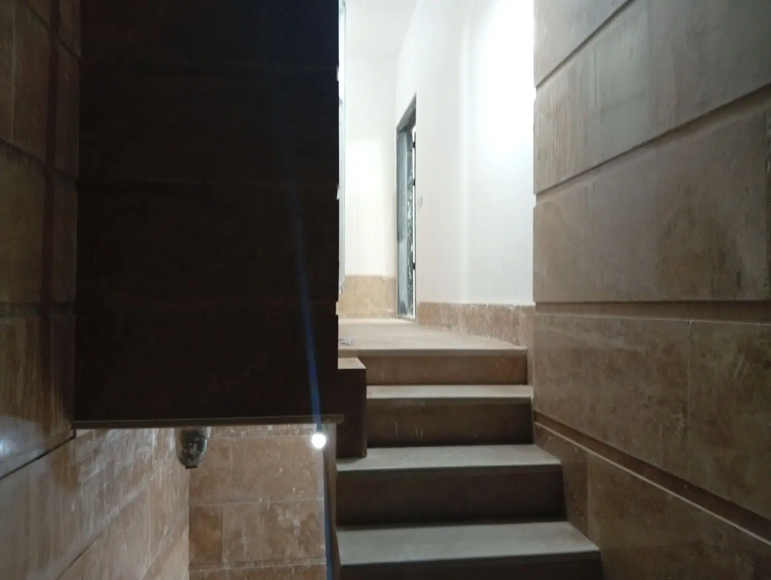 خانه دوطبقه و نیم