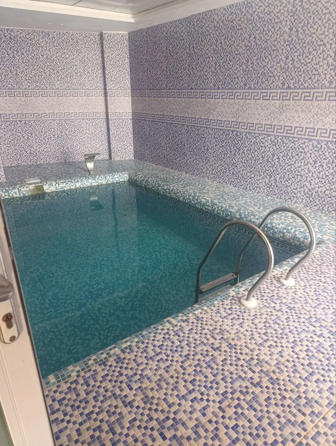 کد 307  ویلای  استخردار  تخت  مبنودشت
