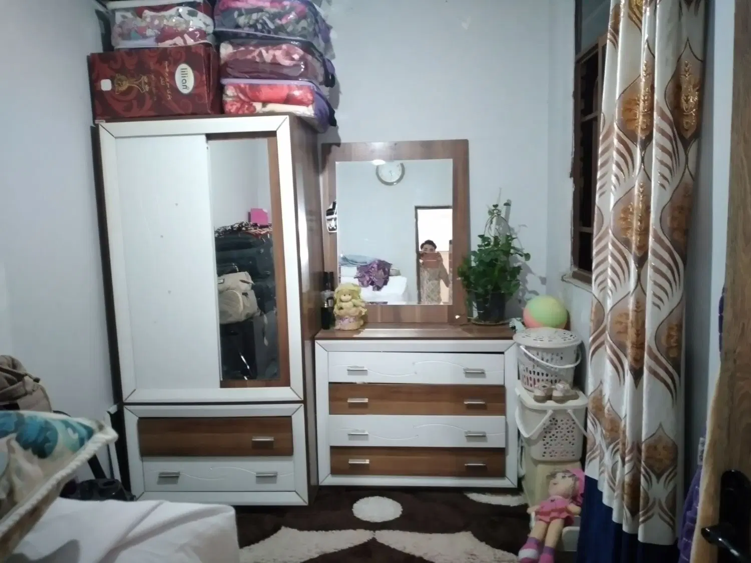 آپارتمان طبقه سوم با صحنه حیاط