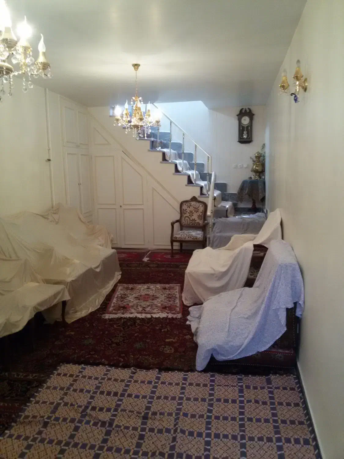 حیاط نقلی در شاهرگ خیابان (آبرسان)