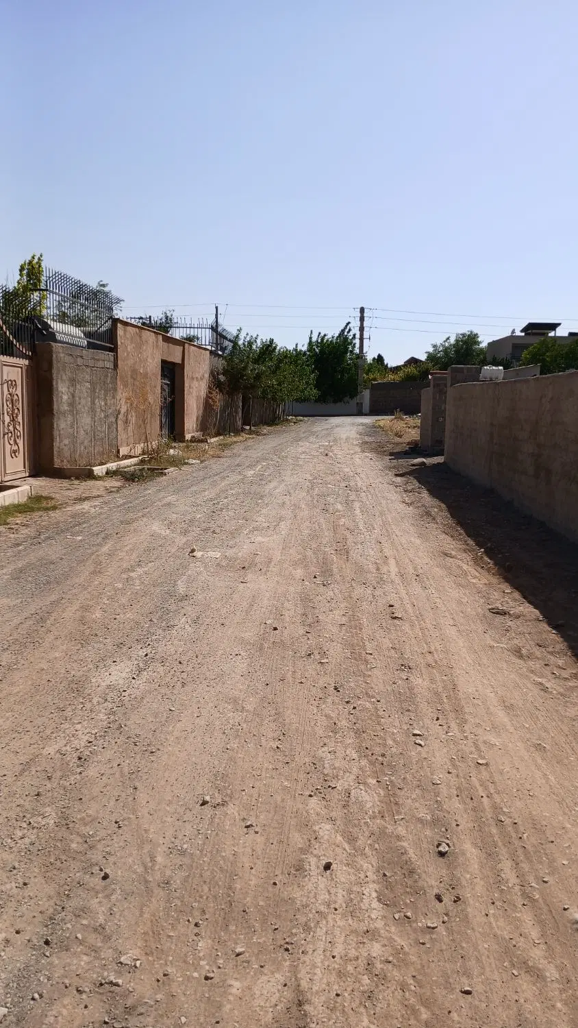 زمین ۵۰۰ متری سنددار آبسرد ، دور دیوار + سهمیه آب