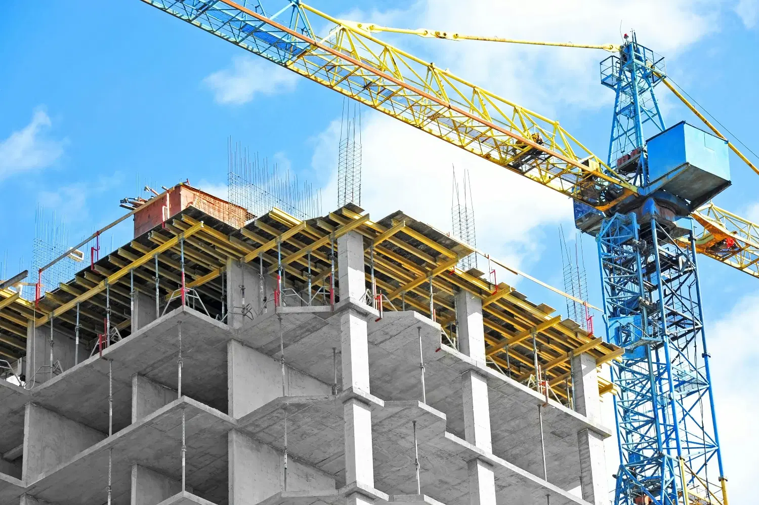 زمین بر بلوار امام خمینی و جنب اصناف