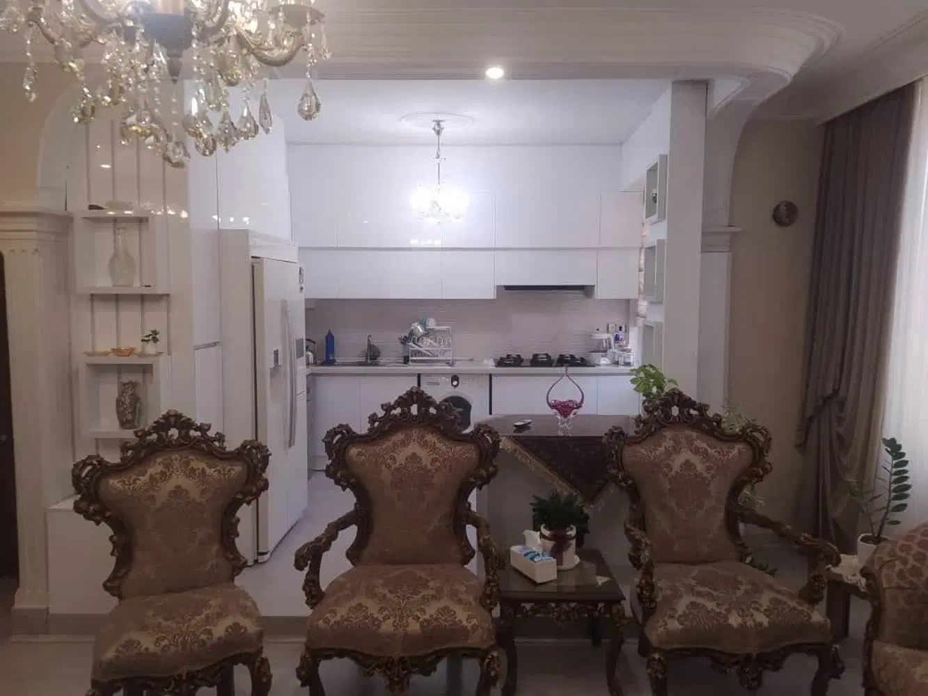 ساختمان مسکونی (دوطبقه و پیلوت و زیرزمین)