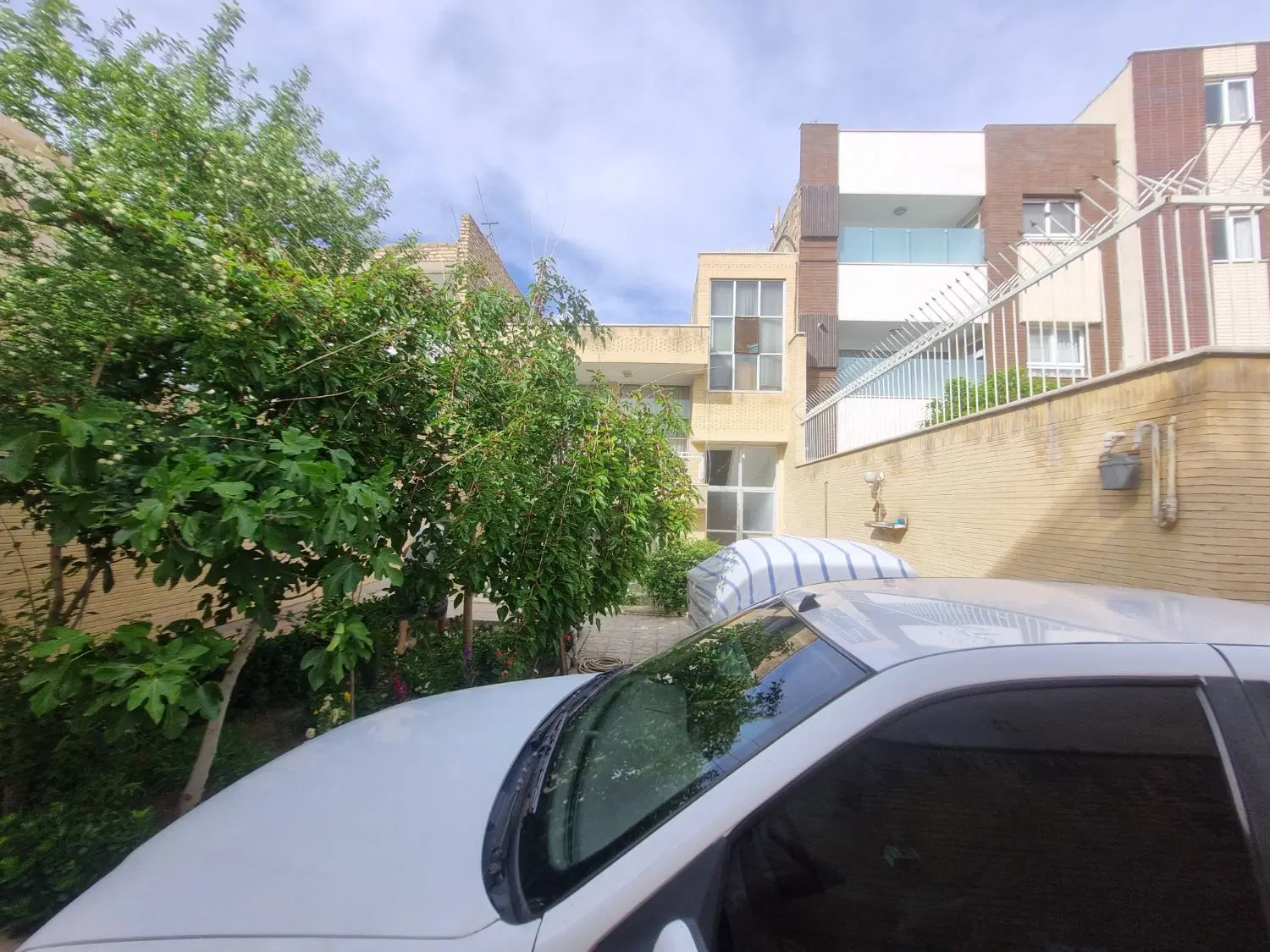 فروش ویلایی ۳۰۰ متری قابل سکونت شهیدان غربی