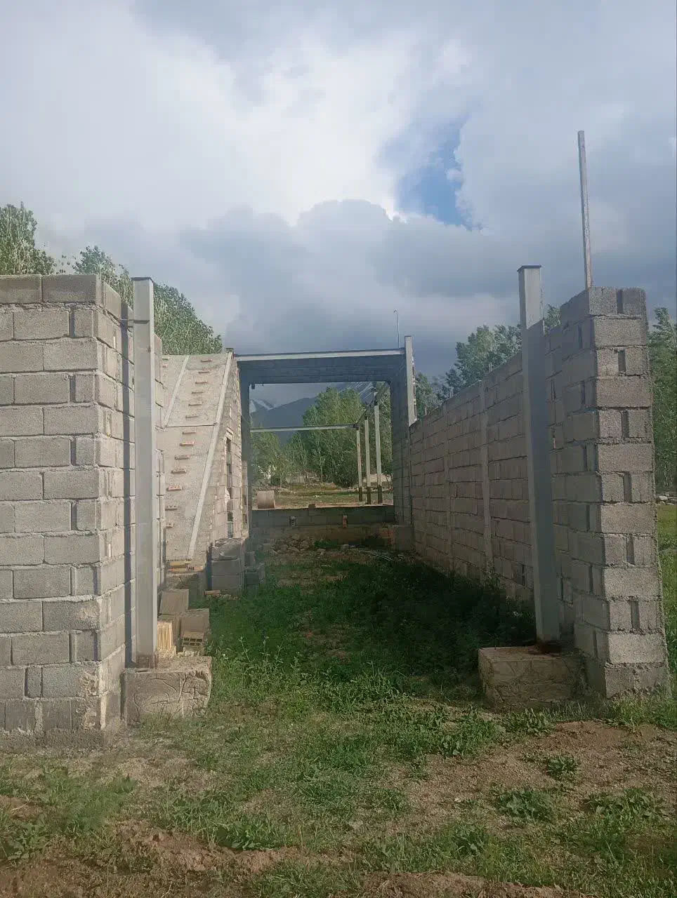 خانه نیمه کاره در اسبفروشان سراب