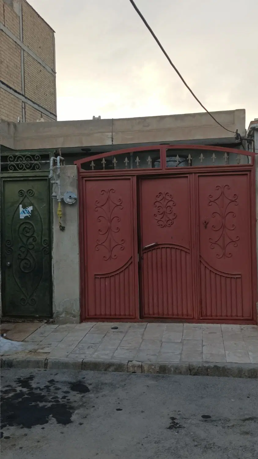 خانه مسکونی نزدیک خیابان اصلی