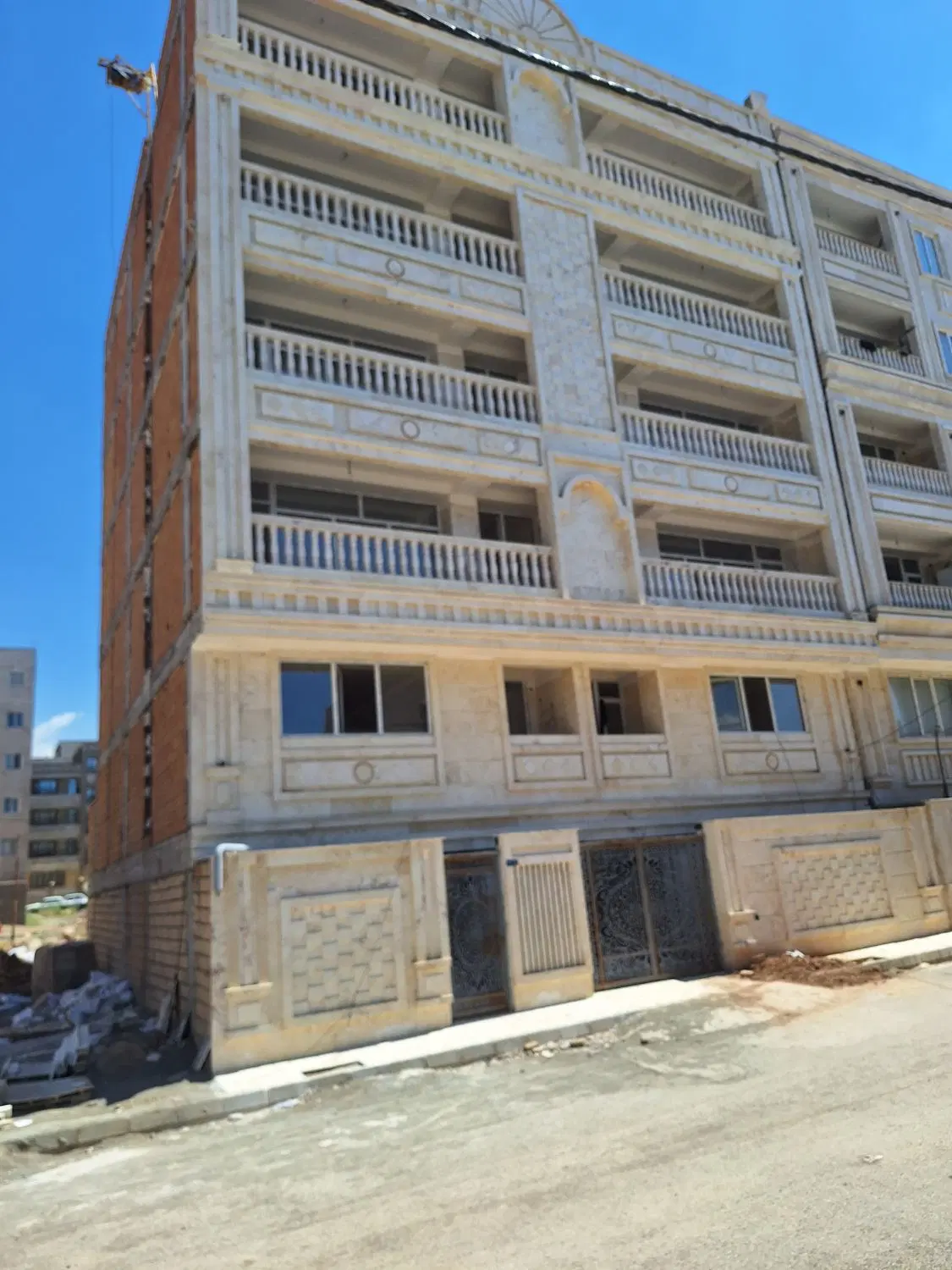 واحد طبقه اول واقع در شهرک آزادگان