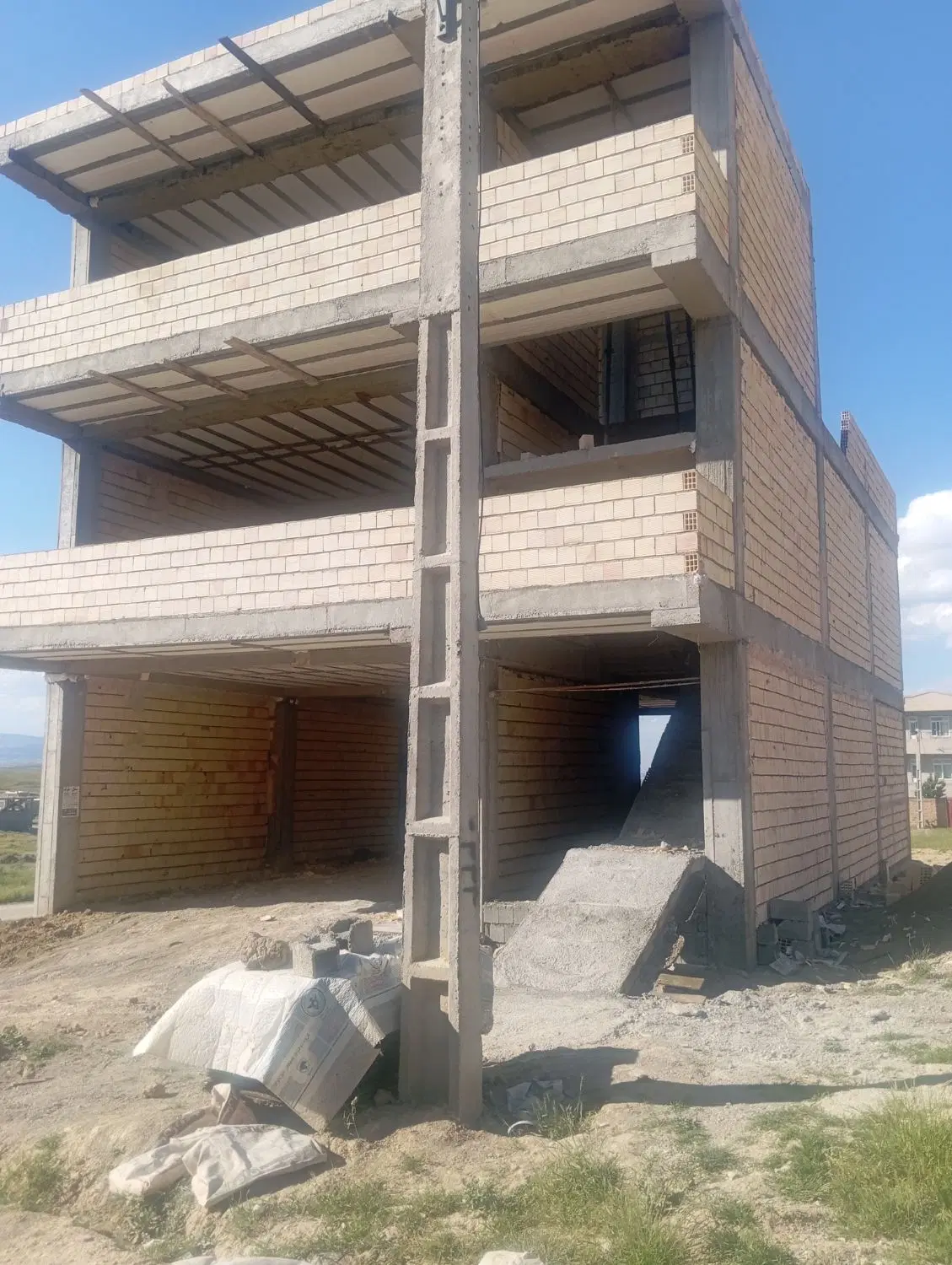 اسکلت نیمه کاره شهرک شاهد