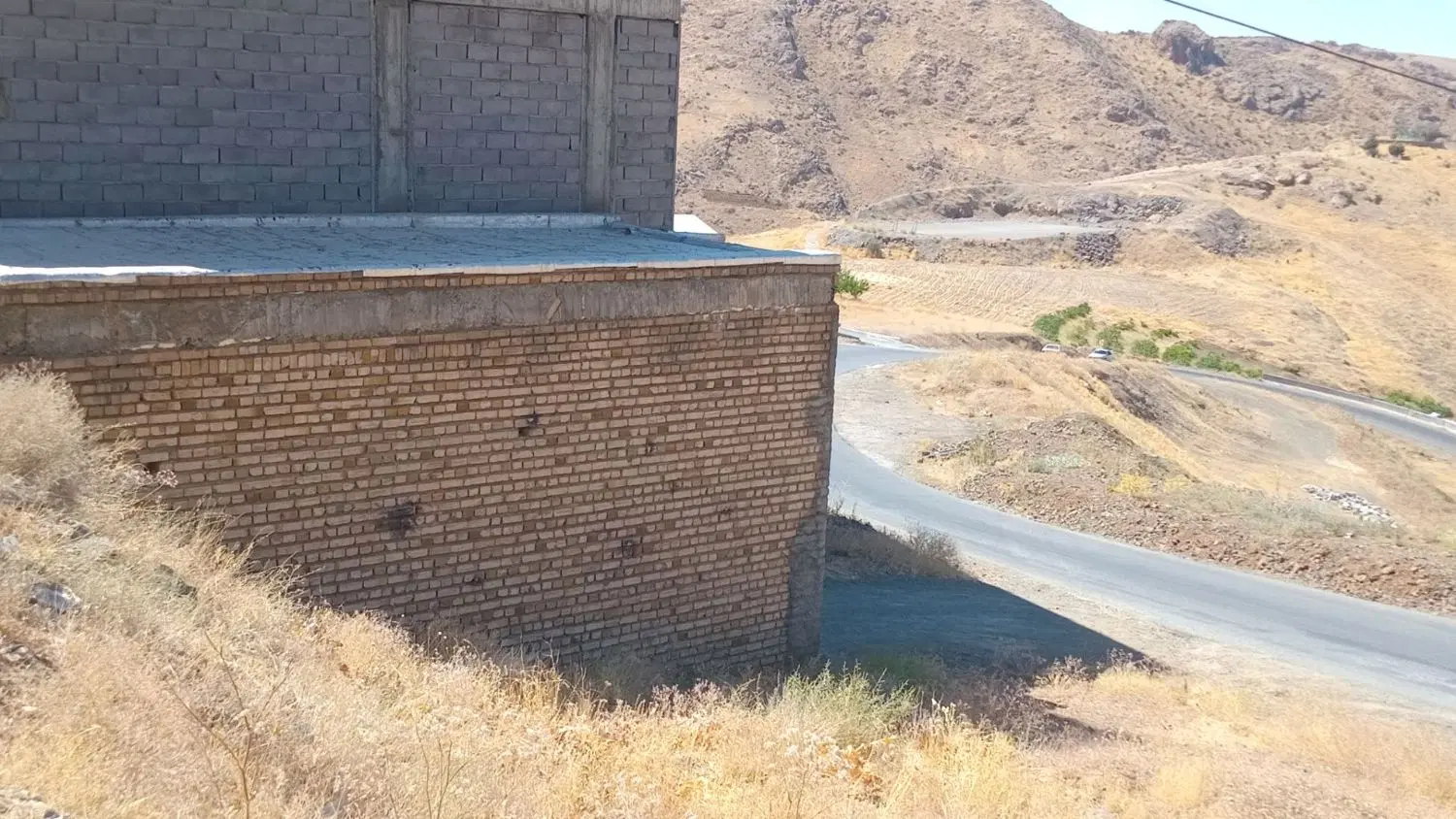 پارکینگ بالای جاده خیاره هانیس