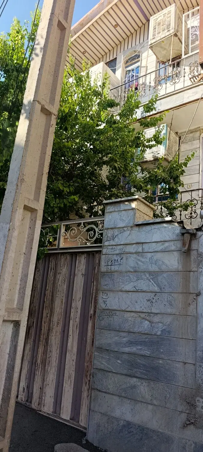 سه طبقه ساختمان مسکونی