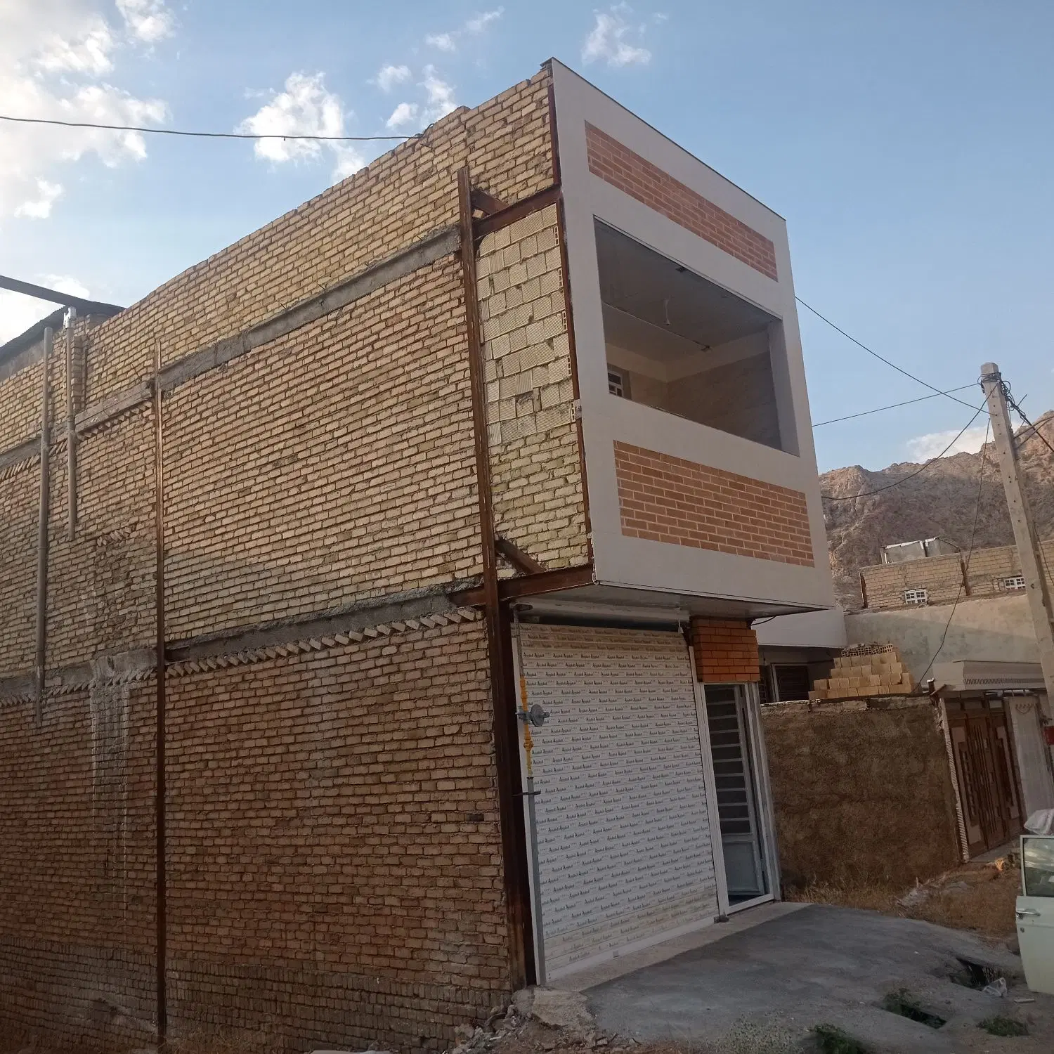 ویلایی یه طبقه روی پیلوت پشته حسین اباد