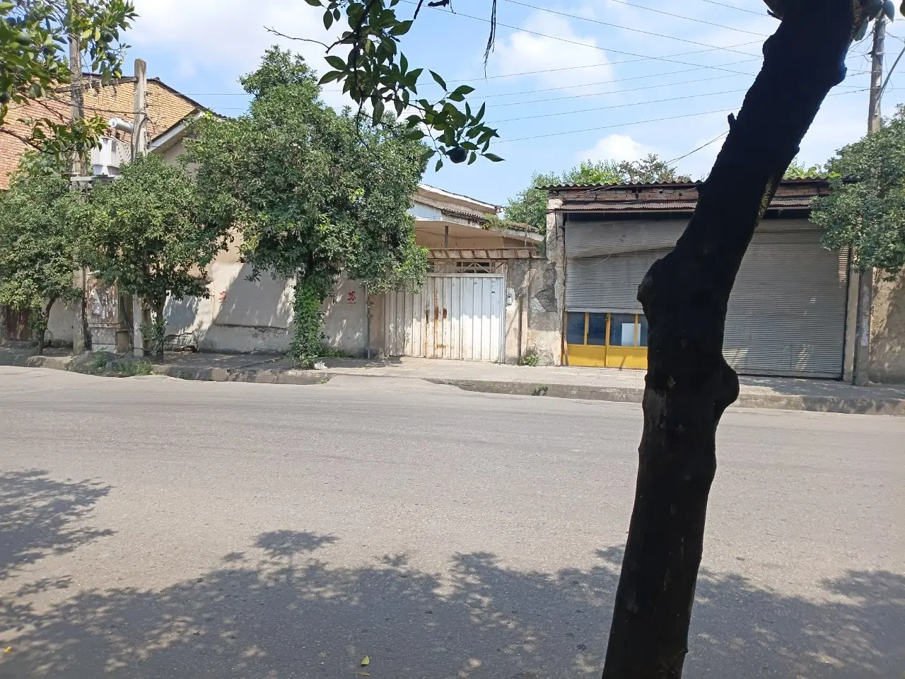 فروش خانه قدیمی ۵۳۰ متری با ۲۰ متر بر و ۲  مغازه