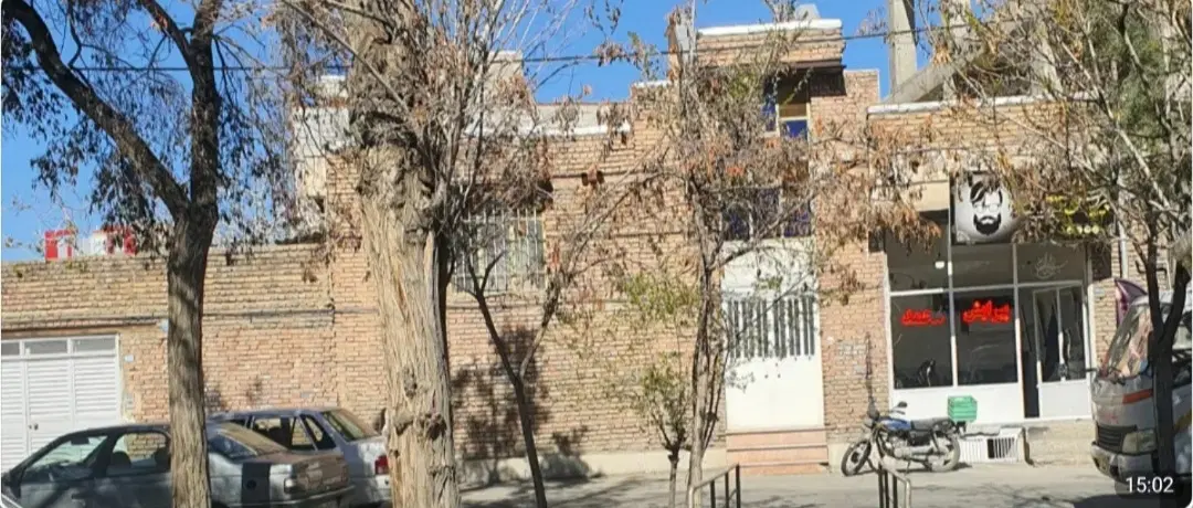 امینی مدرس برخیابان آریا ۲۲بهمن دونش بادومغازه