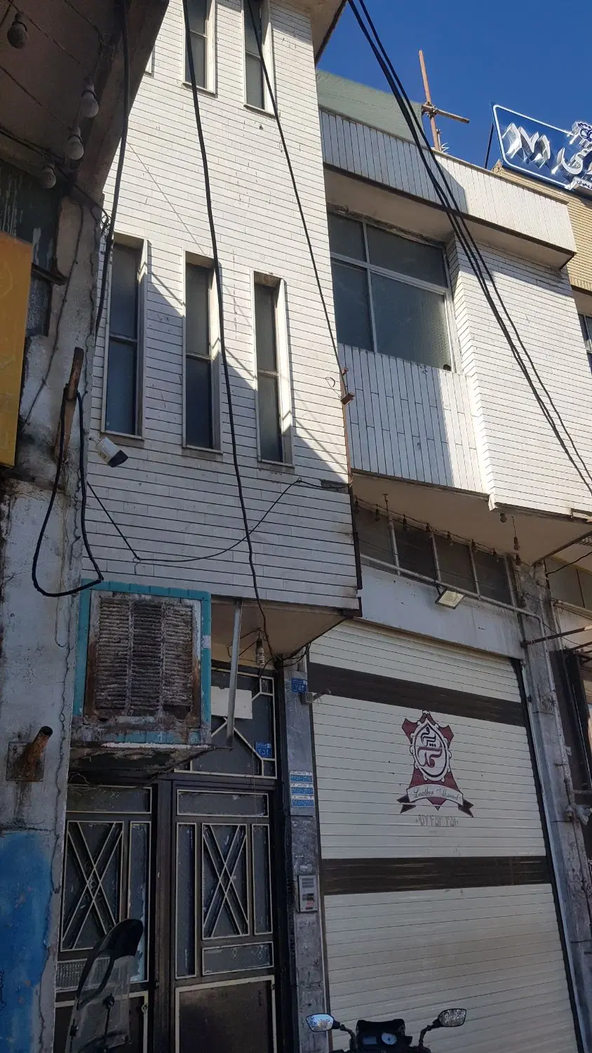 ملک تجاری و مسکونی بر خیابان انقلاب