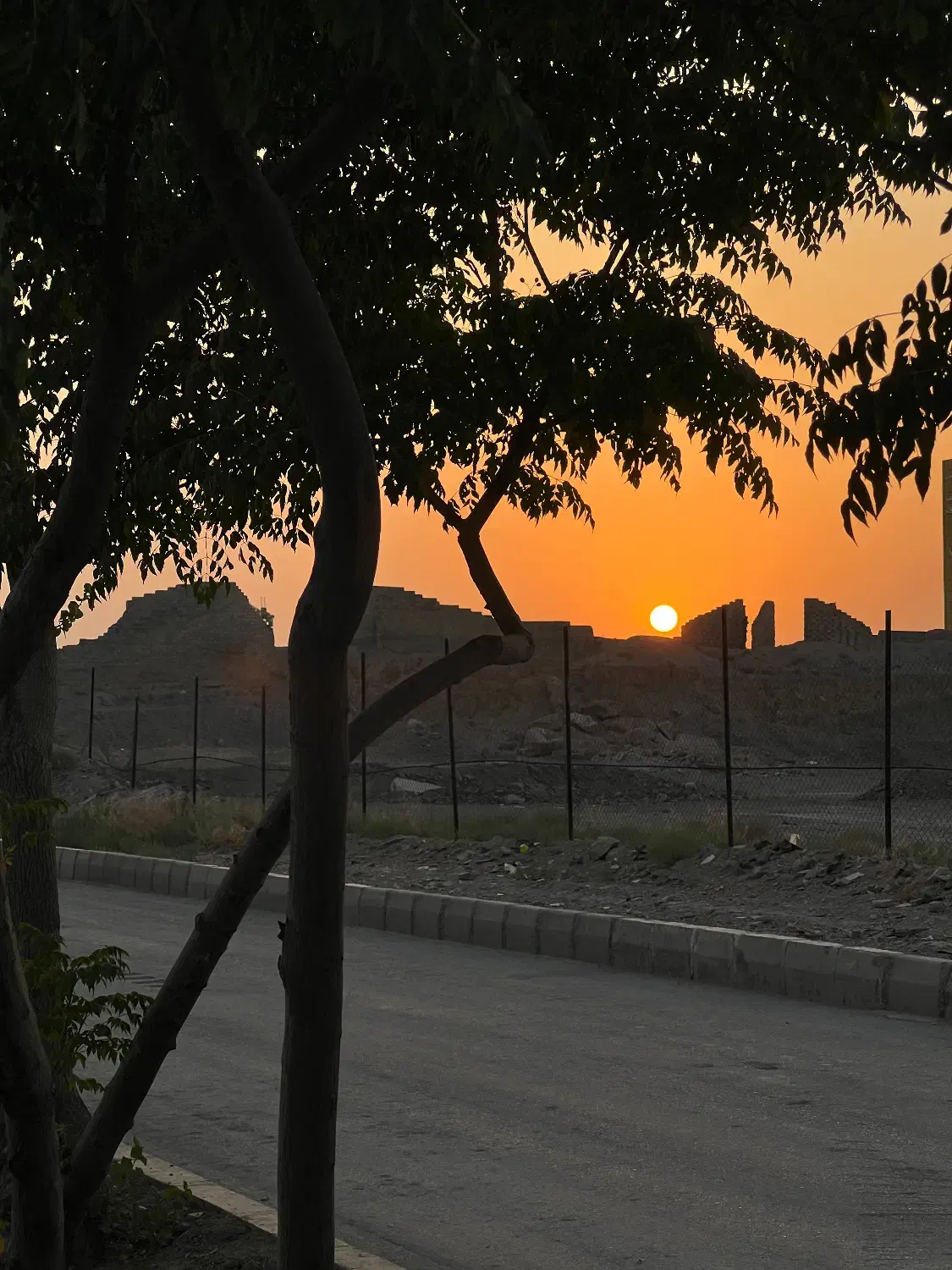 زمین بر پاسداران شرقی ارتفاع دار
