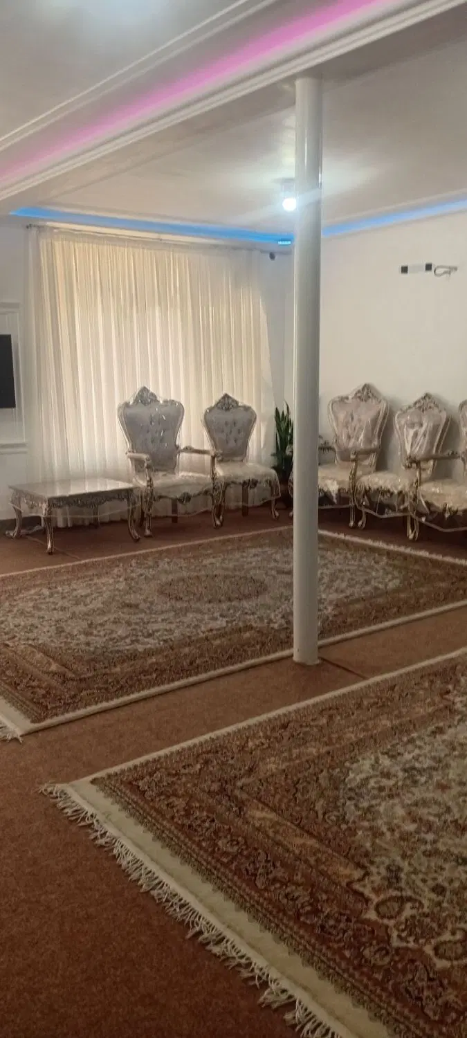منزل مسکونی همرا با امکانات کامل میباشد