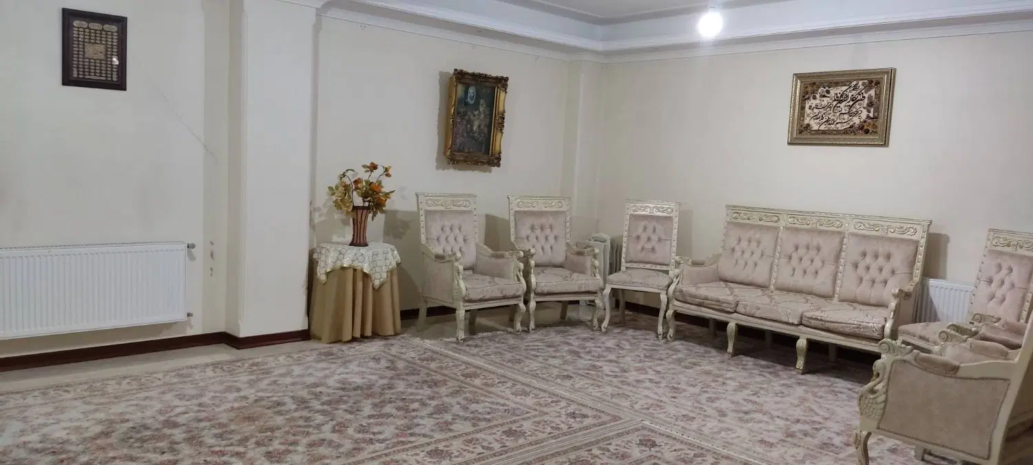 ۹۰متری.دوخوابه.پارکینگ غیر مزاحم.دهم فروردین