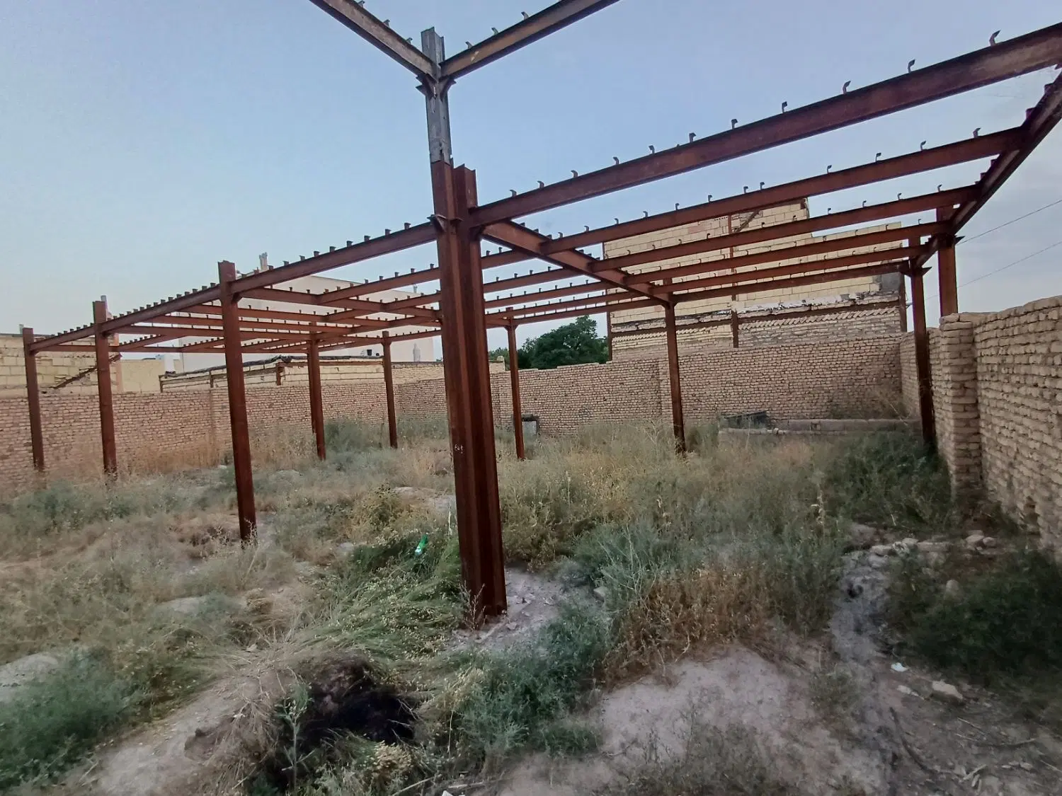اجاره زمین دور دیوار