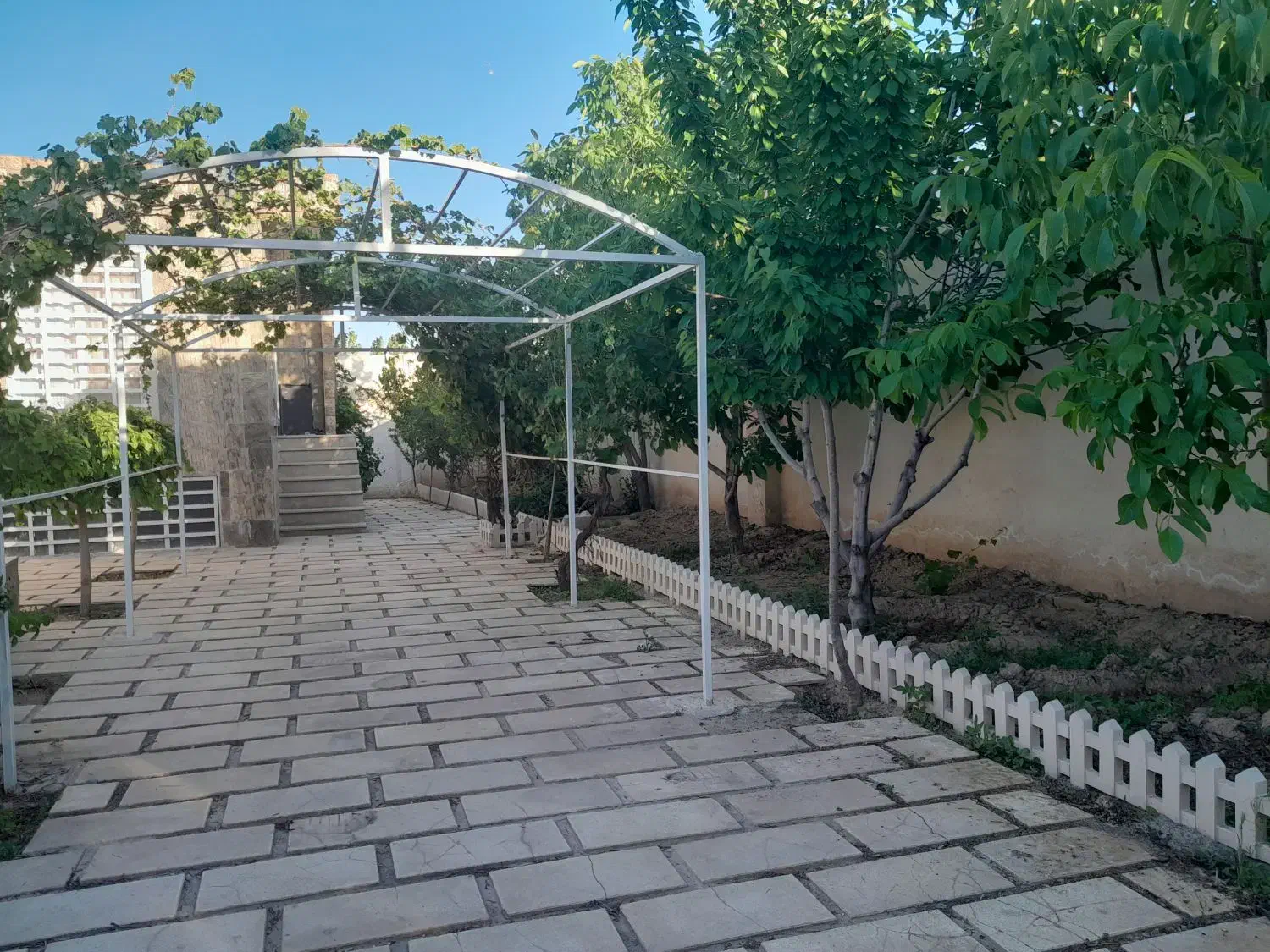 ویلایی ۳۸۰ متری با بنای ۱۰۰متری مفید دوخوابه