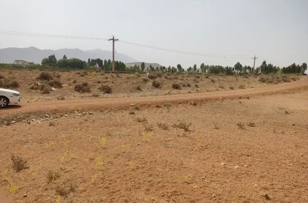 زمین بر روی آسفالت همت آباد آبی نبش کوچه