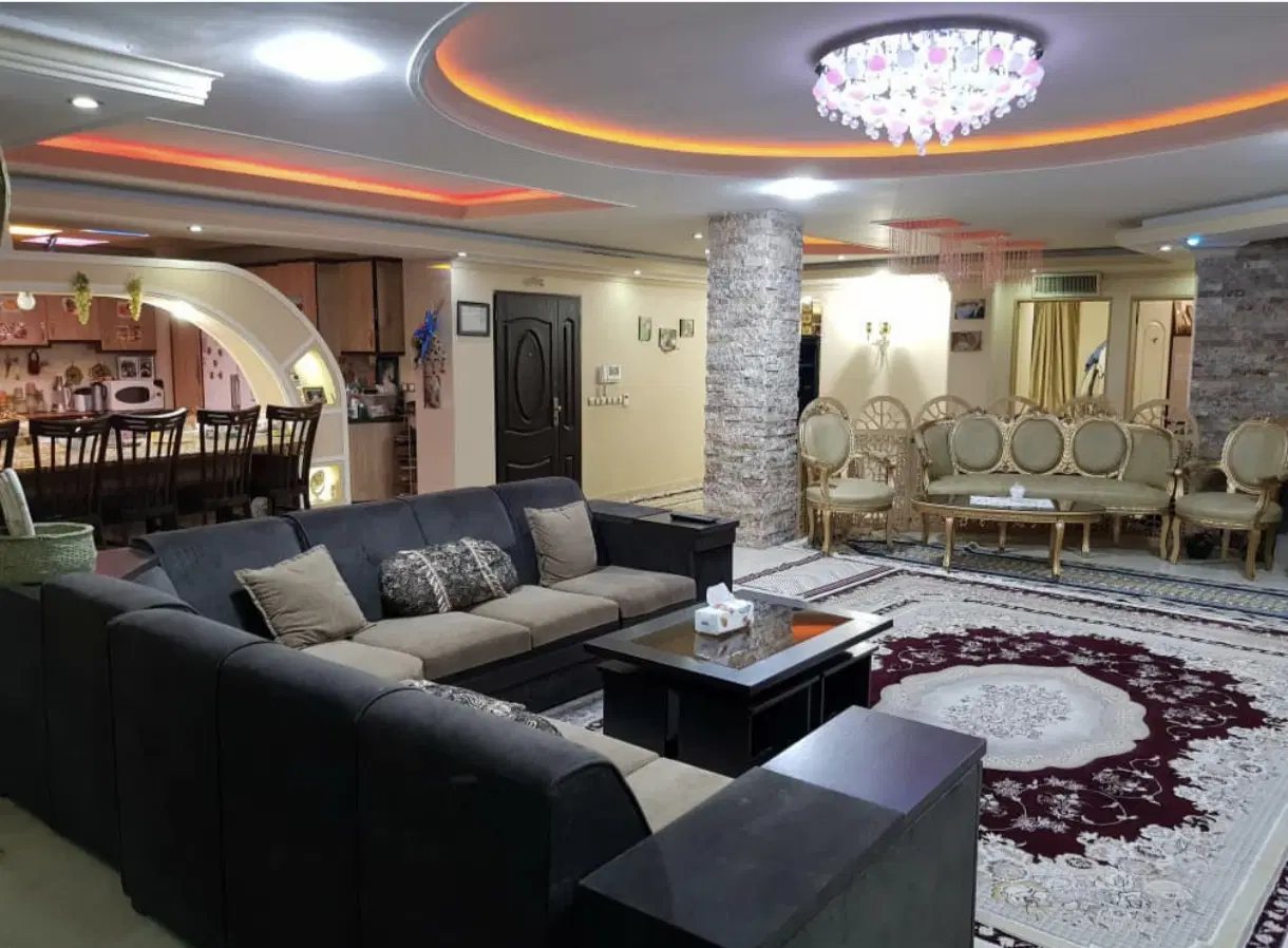 فروش ویلایی دو طبقه دارای سه واحد آپارتمان